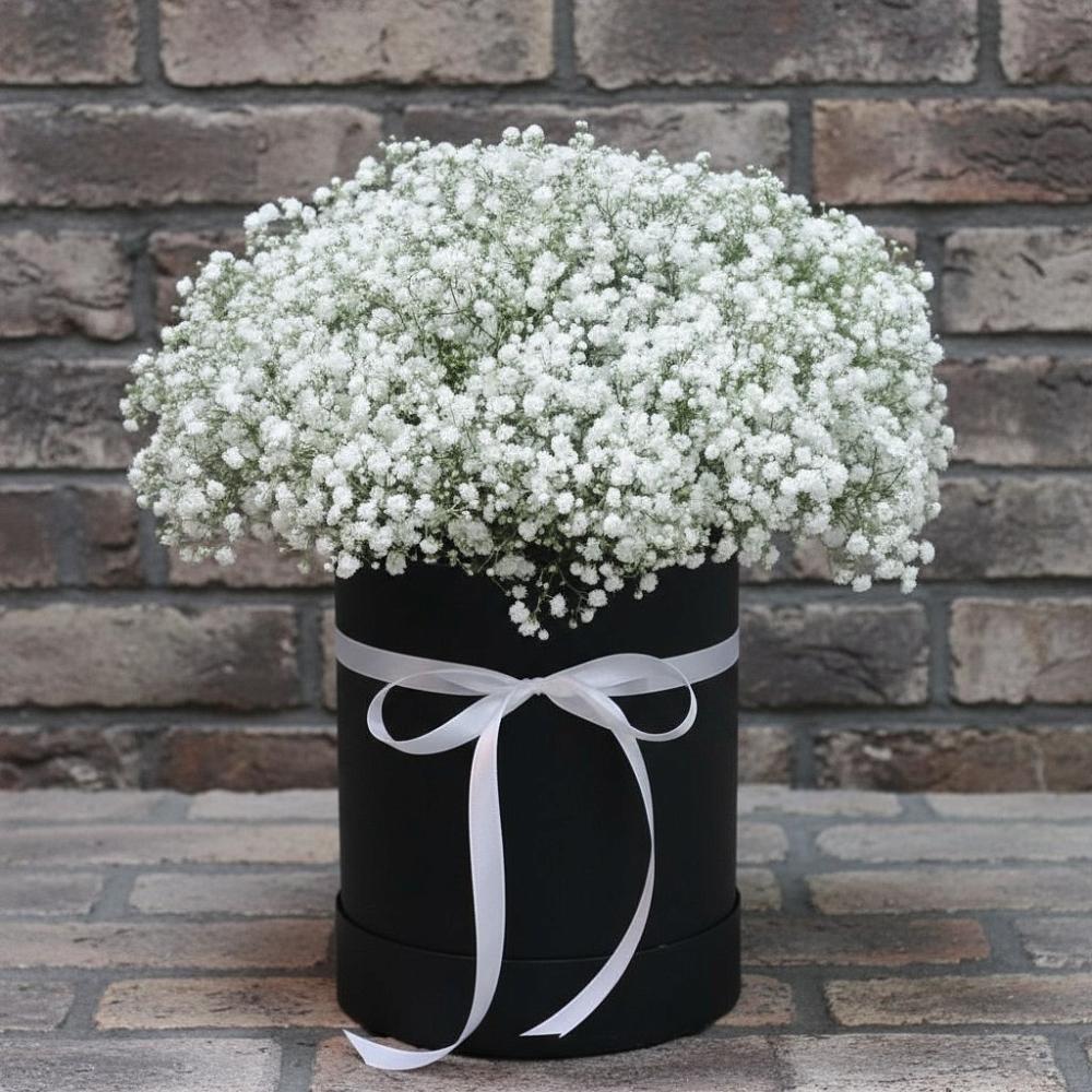 Цветочная композиция из Гипсофила в шляпной коробке в Николаевской Республики Северная Осетия-Алания