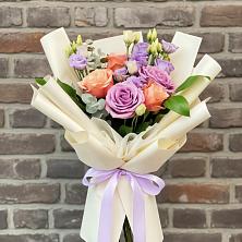 Букет цветов из:  Лизиантусы и Розы в Николаевской Республики Северная Осетия-Алания