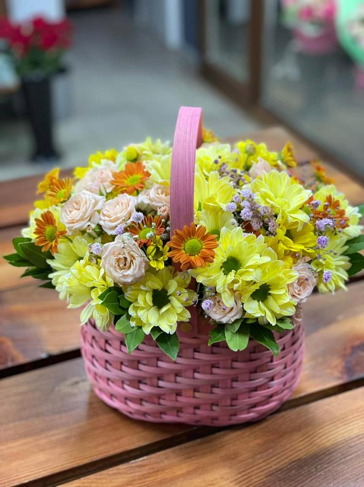 Цветочная композиция из Хризантемы и Розы в корзине в Николаевской Республики Северная Осетия-Алания