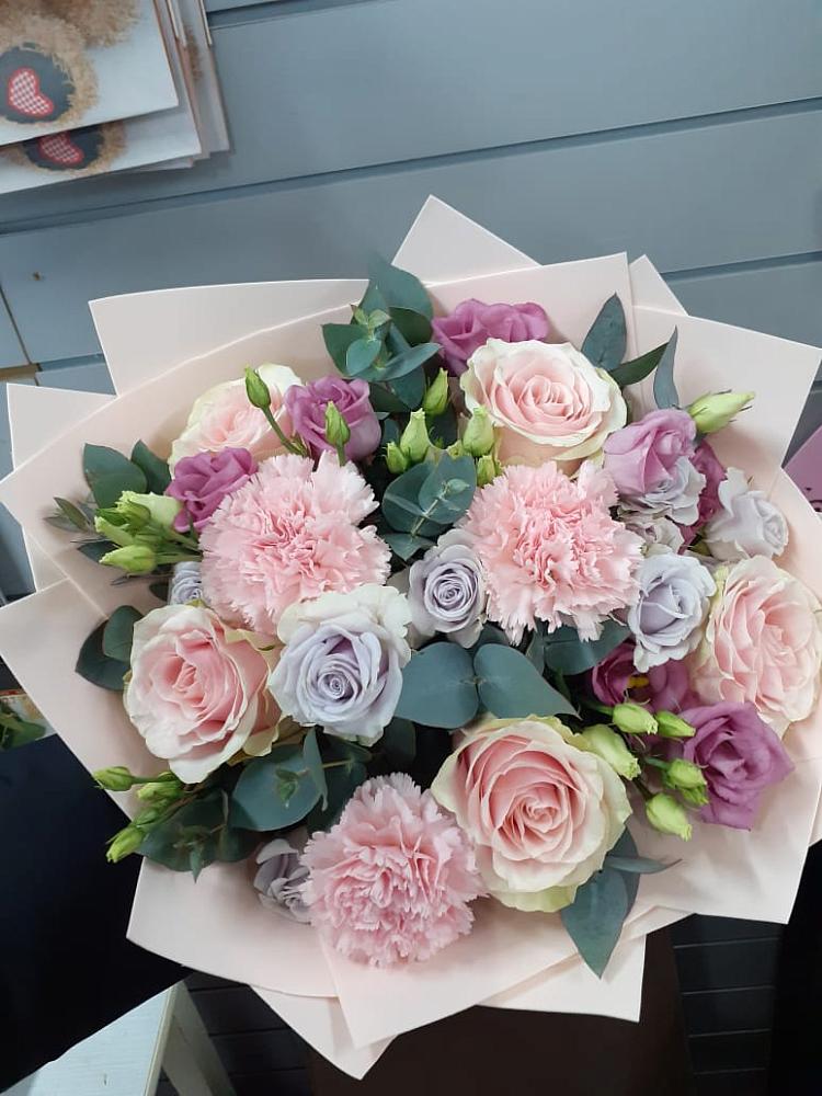 Букет цветов из: Розы, Гвоздики и Лизиантусы в Николаевской Республики Северная Осетия-Алания