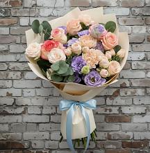 Букет цветов из:  Розы, Лизиантусы и Гвоздики в Николаевской Республики Северная Осетия-Алания